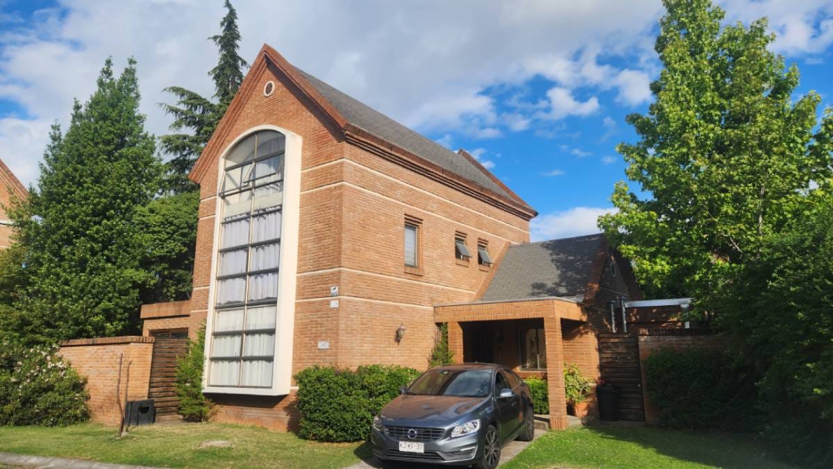 Casa frente Colegio Alborada